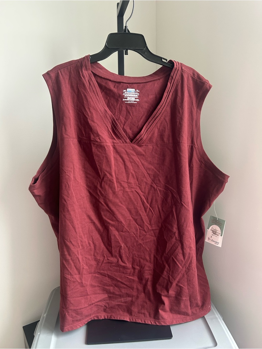 NWT- Danskin Now Women’s Sleeveless V-Neck Top in Burgundy. Size 5x (30/32)